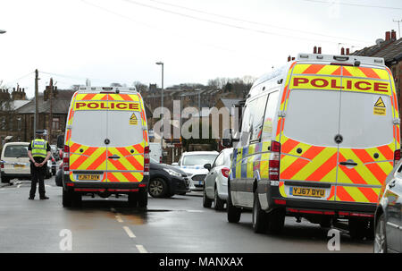 Polizei Tätigkeit außerhalb einer Adresse in der Savile Stadt, Dewsbury, West Yorkshire, einer von zwei Adressen, die von den Offizieren von Terrorismusbekämpfung Polizeiarbeit Nordosten überfallen wurden. Zwei Männer wurden wegen des Verdachts der Planung Terror verhaftet. Stockfoto