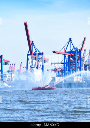 Hamburger Hafen Geburtstag auf der Elbe mit Schiff Parade. Segelboot und Motorboote Parade vor dem Container Hafen. Stockfoto