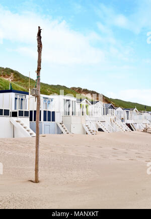 Wunderschön bemalte Strand Hütten oder kleine Häuser auf einen Strand. Strand, Dünen und Sand, Strand Leben oder Sommerferien Szene. Stockfoto