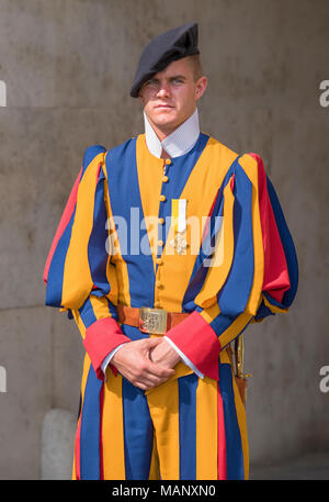 Traditionelle Schweizer Leibwächter an, die den Eingang des Vatikan Stockfoto