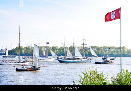 Hamburger Hafen Geburtstag auf der Elbe mit Schiff Parade. Segelboot und Motorboote Parade vor dem Container Hafen. Stockfoto