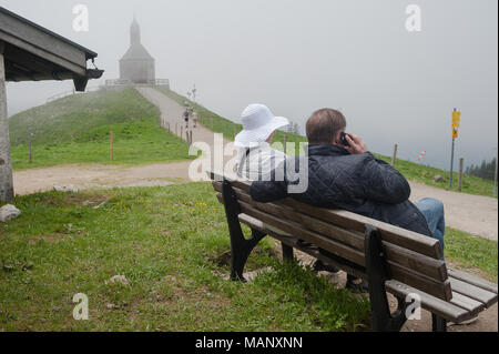 Rottach-Egern, Deutschland, ein Paar auf einer Bank sitzen auf dem Wallberg Stockfoto