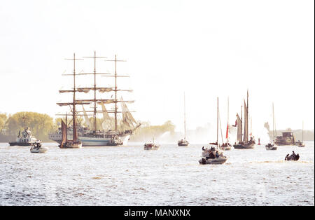 Hamburger Hafen Geburtstag auf der Elbe mit Schiff Parade. Segelboot und Motorboote Parade vor dem Container Hafen. Stockfoto