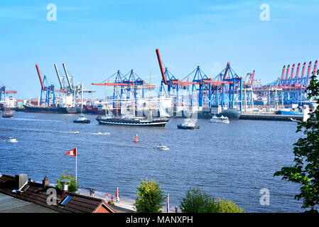 Hamburger Hafen Geburtstag auf der Elbe mit Schiff Parade. Segelboot und Motorboote Parade vor dem Container Hafen. Stockfoto