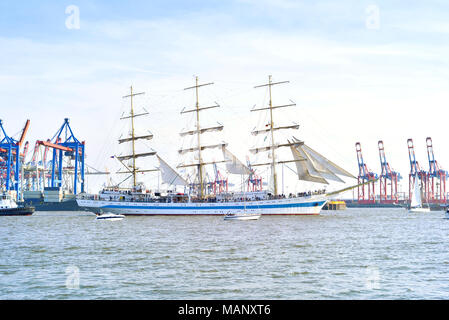 Hamburger Hafen Geburtstag auf der Elbe mit Schiff Parade. Segelboot und Motorboote Parade vor dem Container Hafen. Stockfoto