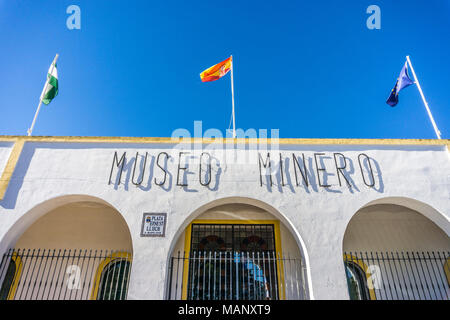 Minas de Riotinto, Spanien - 17. Januar 2018: Bergbaumuseum Gebäude in Minas de Riotinto mit drei Flaggen über dem Schild, Andalusien Stockfoto