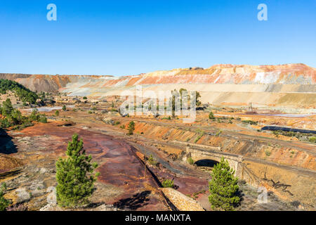 Karge, industrielle Landschaft in Minas de Riotinto, Provinz Huelva, Spanien Stockfoto