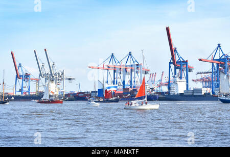 Hamburger Hafen Geburtstag auf der Elbe mit Schiff Parade. Segelboot und Motorboote Parade vor dem Container Hafen. Stockfoto