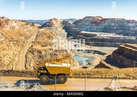 Großen Transportfahrzeuge in riesigen, modernen Tagebau in Minas de Riotinto, Andalusien, Spanien Stockfoto