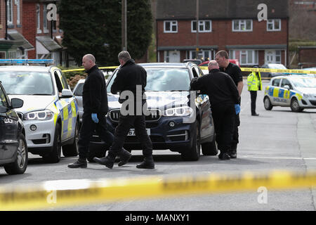 Polizei Tätigkeit außerhalb einer Adresse in der Savile Stadt, Dewsbury, West Yorkshire, einer von zwei Adressen, die von den Offizieren von Terrorismusbekämpfung Polizeiarbeit Nordosten überfallen wurden. Zwei Männer wurden wegen des Verdachts der Planung Terror verhaftet. Stockfoto