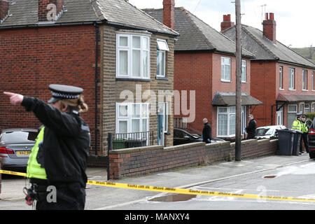 Polizei Tätigkeit außerhalb einer Adresse in der Savile Stadt, Dewsbury, West Yorkshire, einer von zwei Adressen, die von den Offizieren von Terrorismusbekämpfung Polizeiarbeit Nordosten überfallen wurden. Zwei Männer wurden wegen des Verdachts der Planung Terror verhaftet. Stockfoto