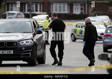 Polizei Tätigkeit außerhalb einer Adresse in der Savile Stadt, Dewsbury, West Yorkshire, einer von zwei Adressen, die von den Offizieren von Terrorismusbekämpfung Polizeiarbeit Nordosten überfallen wurden. Zwei Männer wurden wegen des Verdachts der Planung Terror verhaftet. Stockfoto