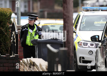 Polizei Tätigkeit außerhalb einer Adresse in der Savile Stadt, Dewsbury, West Yorkshire, einer von zwei Adressen, die von den Offizieren von Terrorismusbekämpfung Polizeiarbeit Nordosten überfallen wurden. Zwei Männer wurden wegen des Verdachts der Planung Terror verhaftet. Stockfoto