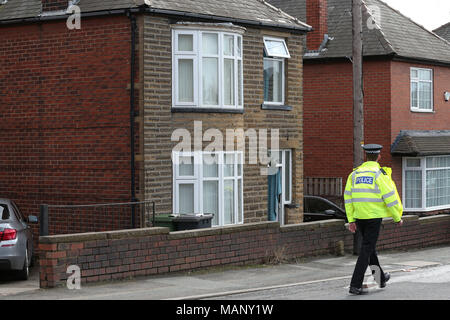 Polizei Tätigkeit außerhalb einer Adresse in der Savile Stadt, Dewsbury, West Yorkshire, einer von zwei Adressen, die von den Offizieren von Terrorismusbekämpfung Polizeiarbeit Nordosten überfallen wurden. Zwei Männer wurden wegen des Verdachts der Planung Terror verhaftet. Stockfoto