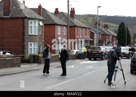 Polizei Tätigkeit außerhalb einer Adresse in der Savile Stadt, Dewsbury, West Yorkshire, einer von zwei Adressen, die von den Offizieren von Terrorismusbekämpfung Polizeiarbeit Nordosten überfallen wurden. Zwei Männer wurden wegen des Verdachts der Planung Terror verhaftet. Stockfoto