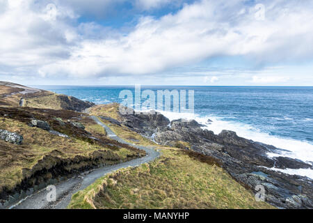 Ein Wanderweg entlang der felsigen Küste zum Atlantischen Ozean. Dieses Bild wurde in Malin Head Irland genommen. Stockfoto