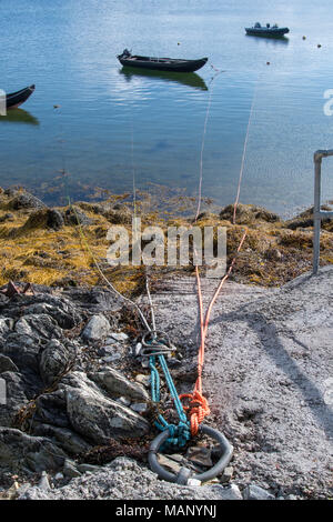 Irische Farm und Felswand abgebrochen wurden. Stockfoto