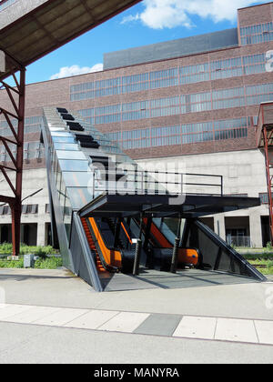 Zeche Zollverein, die zum UNESCO-Weltkulturerbe zählt in Essen, Ruhrgebiet. Berühmte Ort, alte Zeche Welle und blauer Himmel. Stockfoto