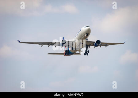 Tokio, Japan - APR. 1, 2018: Airbus A330-200, die vom internationalen Flughafen Narita in Tokio, Japan. Stockfoto