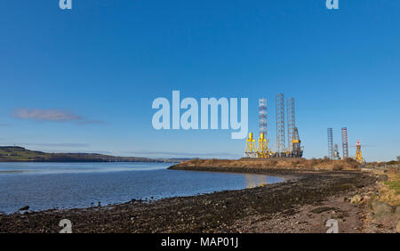 Blick über den Tay Mündung in Richtung Fife, mit der Tay Brücken und Dundee Port mit Rigs und Krane im Hintergrund. Stockfoto