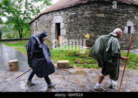 Art und Weise des St. James's Pilger Ankunft in O Cebreiro. Galizien, Spanien Stockfoto