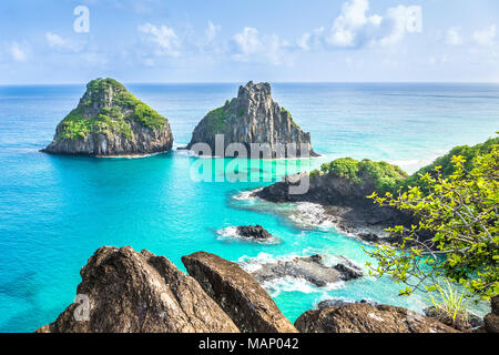 Fernando de Noronha, Brasilien. Anzeigen Morro dos Dois Irmãos. Stockfoto