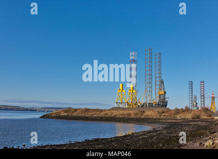 Das südliche Ende von Dundee Port aus dem grasbewachsenen Strand entlang der Grünen Rundschreiben Wander- und Radweg, der Jack Up Rigs und Schwimmkran Kran Stockfoto