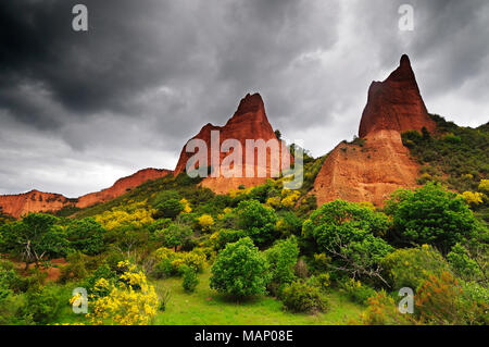 Atemberaubende Landschaft von Las Médulas, einst eine römische Goldmine. Heute zum UNESCO-Weltkulturerbe. Castilla y León, Spanien Stockfoto