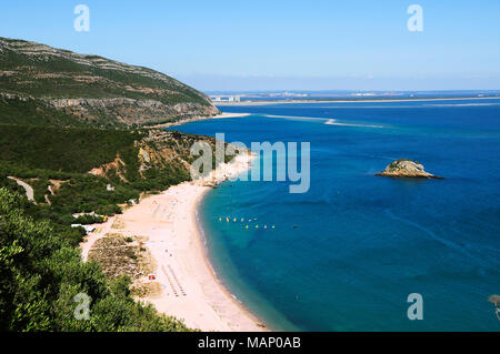 Der schöne Strand von Arrábida Portinho verborgen in den Bergen. Setúbal, Naturpark Arrábida, Portugal Stockfoto