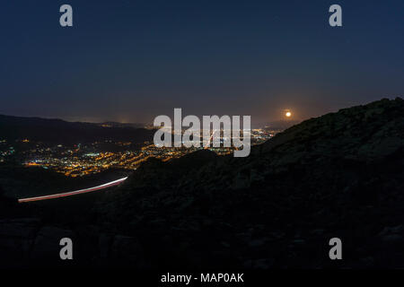 Am frühen Morgen Mond über Suburban Simi Valley in der Nähe von Los Angeles, Kalifornien. Stockfoto