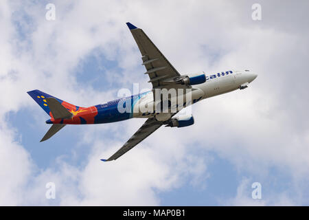 Tokio, Japan - APR. 1, 2018: Airbus A330-200, die vom internationalen Flughafen Narita in Tokio, Japan. Stockfoto