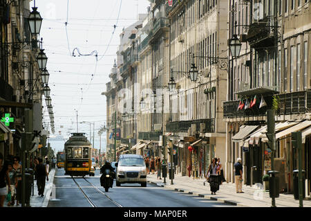 Die Altstadt (Baixa) mit Straßenbahnen in Lissabon. Portugal Stockfoto