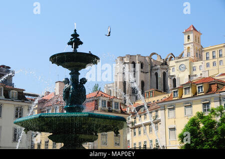 Rossio-platz oder Praça Dom Pedro IV und Convento do Carmo. Lissabon, Portugal Stockfoto