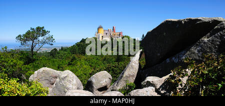 Palácio da Pena, erbaut im 19. Jahrhundert, in den Hügeln oberhalb von Sintra, in der Mitte ein UNESCO-Weltkulturerbe. Sintra, Portugal Stockfoto