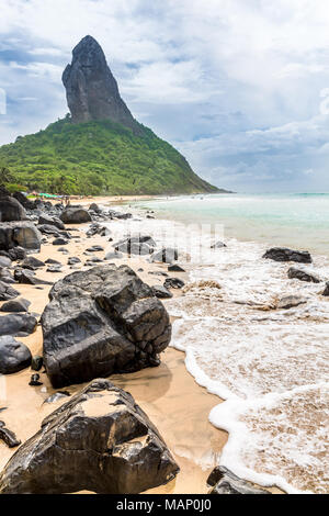 Fernando de Noronha, Brasilien. Strand von Praia da Conceição. Conceiçao mit Steinen in den Vordergrund. Stockfoto