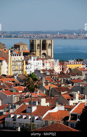 Das historische Zentrum mit der Sé Catedral (Motherchurch) und den Fluss Tejo im Hintergrund, Lissabon, Portugal Stockfoto