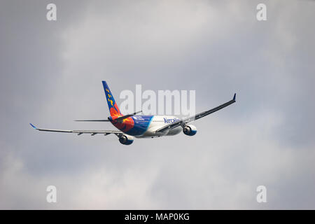 Tokio, Japan - APR. 1, 2018: Airbus A330-200, die vom internationalen Flughafen Narita in Tokio, Japan. Stockfoto