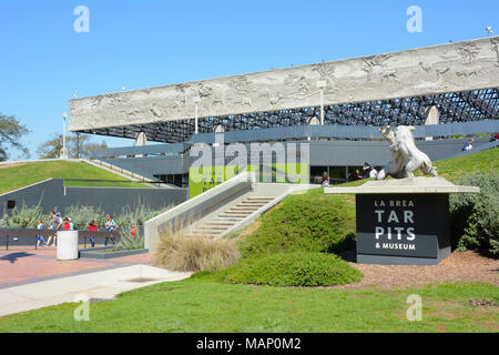 LOS ANGELES - 28. MÄRZ 2018: George C Page Museum an den La Brea Tar Pits. Innerhalb dessen, was einmal war die mexikanische Land Grant von der Rancho La Brea und Stockfoto