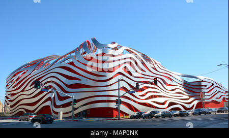 LOS ANGELES - 28. MÄRZ 2018: Das Petersen Automotive Museum ist am Wilshire Boulevard entlang Museum Reihe im Miracle Mile Nachbarschaft von Los entfernt Stockfoto