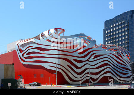 LOS ANGELES - 28. MÄRZ 2018: Das Petersen Automotive Museum ist am Wilshire Boulevard entlang Museum Reihe im Miracle Mile Nachbarschaft von Los entfernt Stockfoto