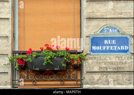 PARIS, FRANKREICH - 07. MAI 2011: Straßenschild in Richtung Rue Mouffetard neben Fensterladen Stockfoto