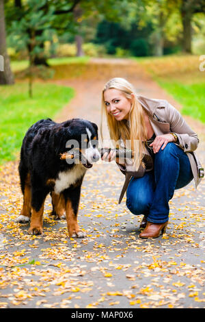 Frau und Hund an Abrufen stick Spiel Stockfoto