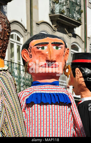 Traditionelle big-vorangegangen Masken der Minho (cabeçudos) im historischen Zentrum von Viana do Castelo. Unsere Liebe Frau von Agonie Festlichkeiten, die größte traditionelle Stockfoto