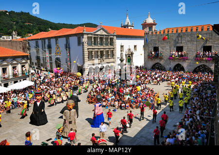 Traditionelle big-vorangegangen Masken von Minho im historischen Zentrum von Viana do Castelo. Unsere Liebe Frau von Agonie Festlichkeiten, den größten traditionellen Festival im Stockfoto