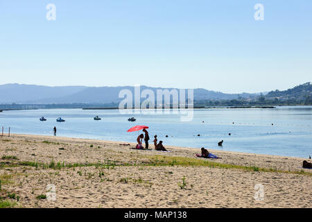 Riverside Strand. Fluss Lima. Viana do Castelo, Portugal Stockfoto