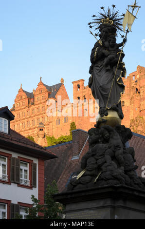 Kornmarkt mit Mariensäule und Blick aufs Schloss, Heidelberg, Baden-Württemberg, Deutschland Stockfoto