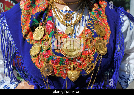 Goldene Halskette und traditionelle Kostüme (Lavradeira) von Minho. Unsere Liebe Frau von Agonie Festlichkeiten, die größte traditionelle Festivals in Portugal. Viana do Cas Stockfoto