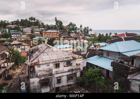 Indien Andamanen Inseln Port Blair. Alte Häuser dicht besiedelten Gebieten der Städte in Indien. Dichte Bauweise der asiatischen Städte. Stockfoto
