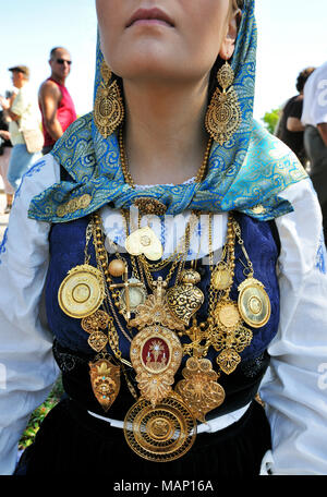 Goldene Halskette und Tracht von Minho. Unsere Liebe Frau von Qual feste, das größte Volksfest in Portugal. Viana do Castelo. Stockfoto