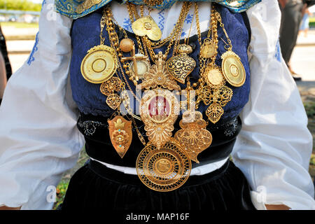 Goldene Halskette und Tracht von Minho. Unsere Liebe Frau von Qual feste, das größte Volksfest in Portugal. Viana do Castelo. Stockfoto